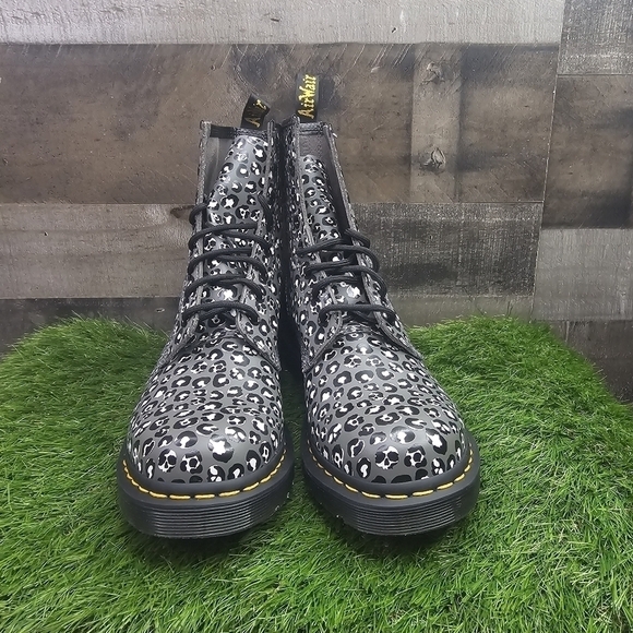 New Dr. Martens 1460 WOMEN'S LEOPARD SMOOTH LEATHER LACE UP BOOTS - Picture 7 of 12